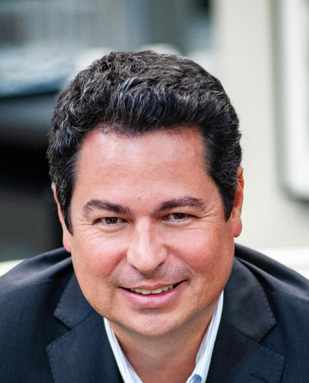 patrick lucheese de terno sorridente